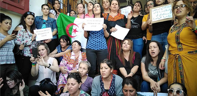 Algerie femmes manifestant contre fermeture des eglises