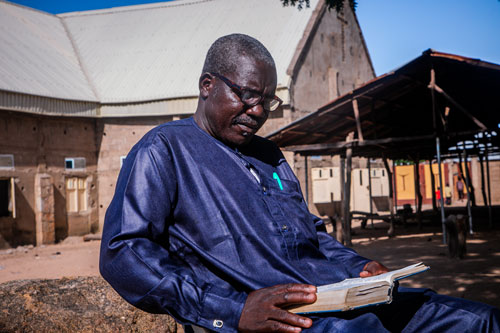 Nigeria pasteur andrew lit sa bible