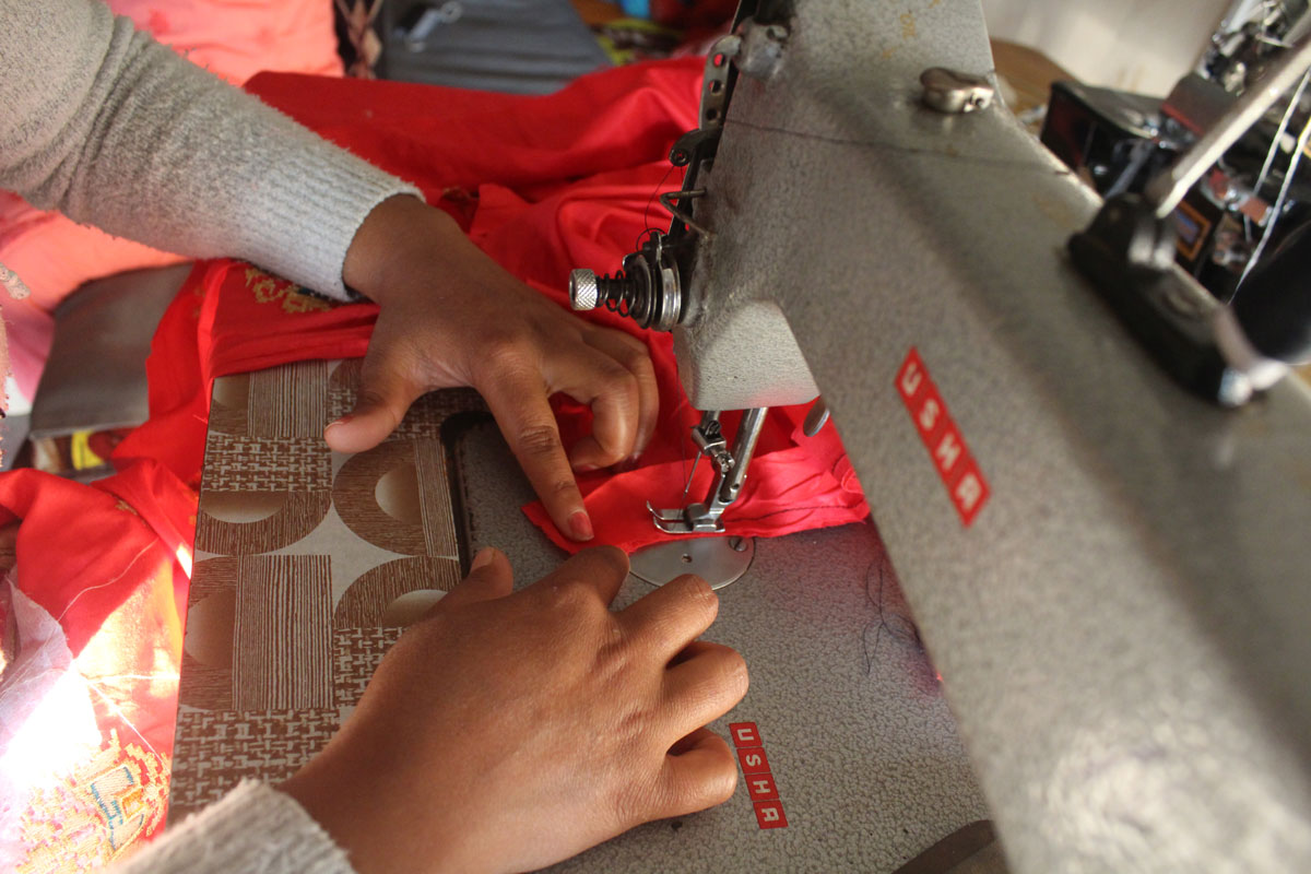 Nepal kamala travaille dans atelier couture stabilite economique