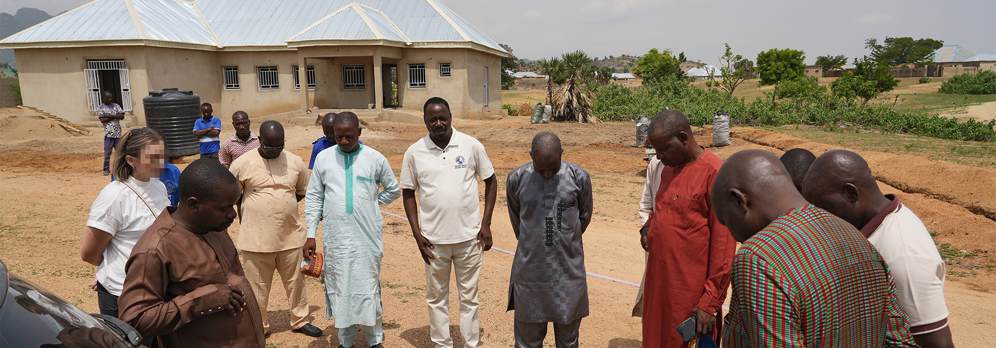 Nigeria construction clinique medicale responsables prient devant le chantier ban 2023