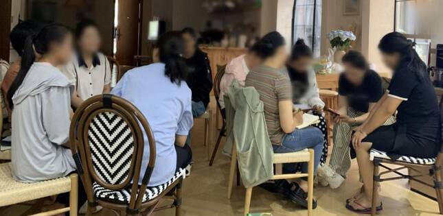 Un groupe de femmes assises en cercle participe à un temps de partage dans une maison.