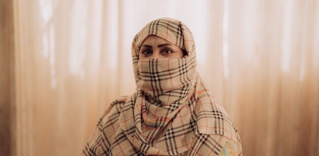 Portrait d’une femme portant un voile couvrant une grande partie de son visage.