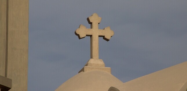 Vue d'une croix au sommet d'un bâtiment.