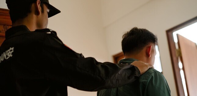 Vue d’un homme en uniforme posant la main sur l’épaule d’un autre homme.
